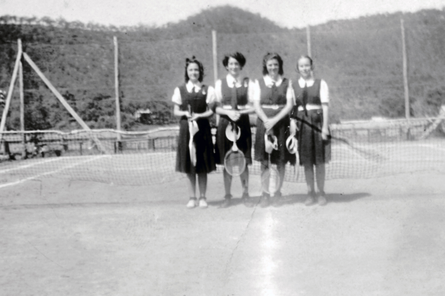 1946 Students on the tennis court