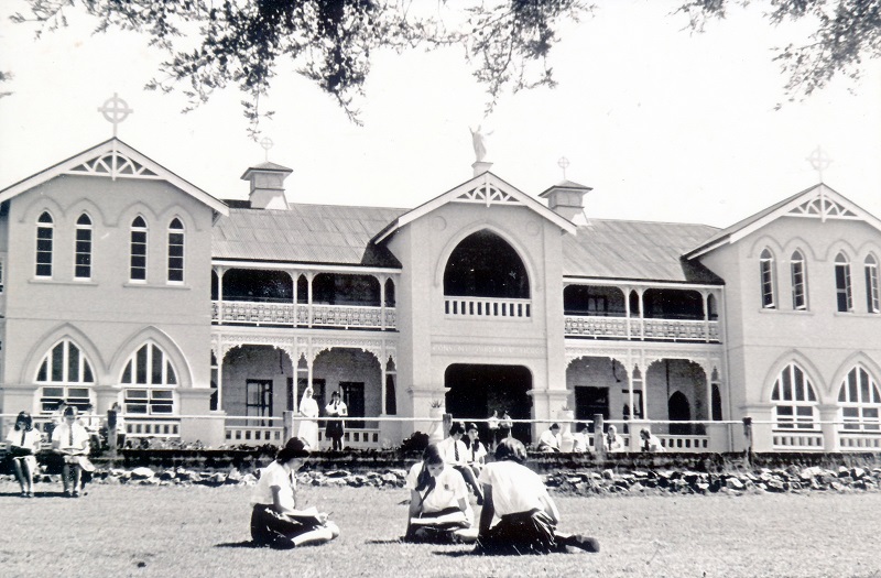1968 Students on front lawn