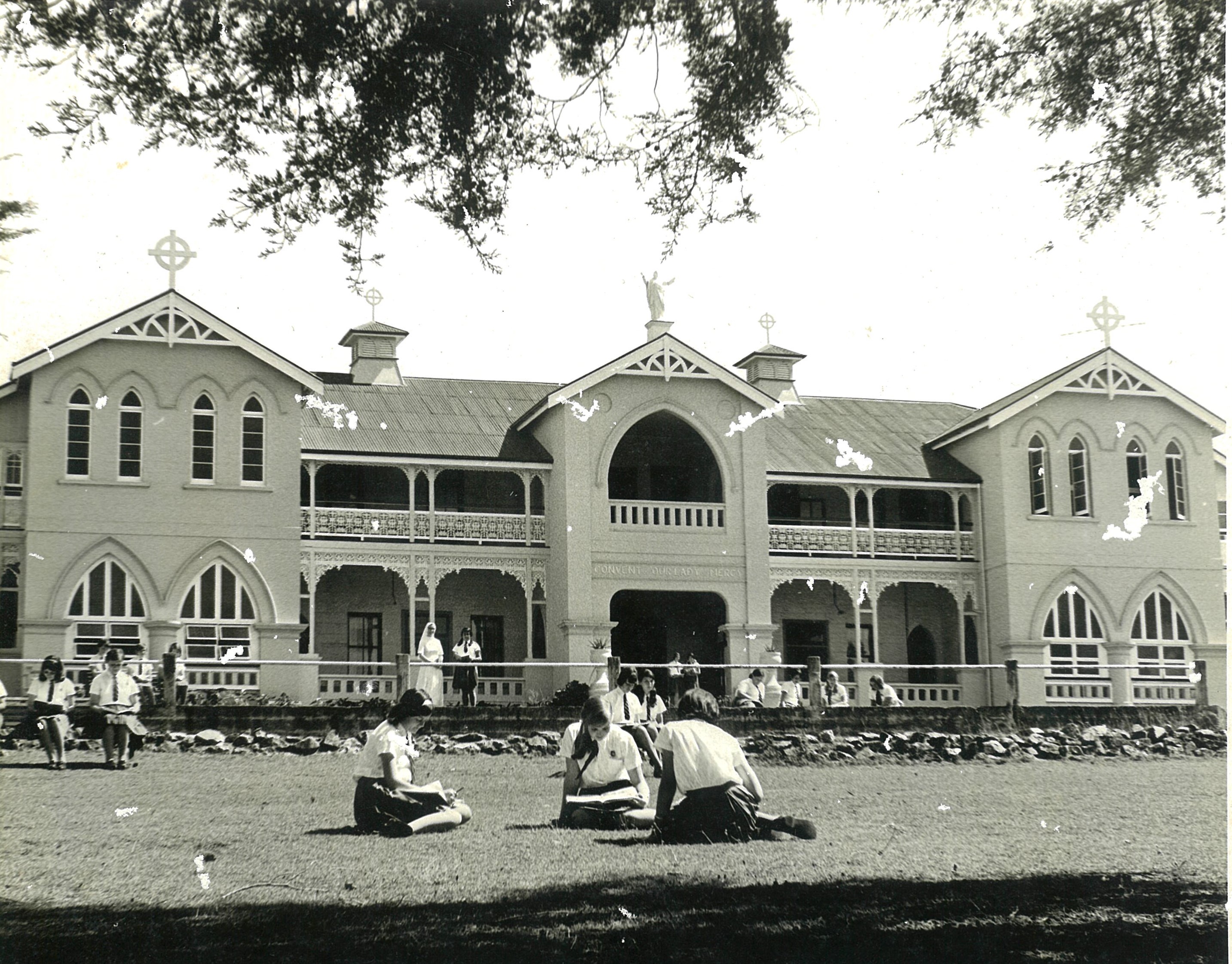 1970 Students on front lawn