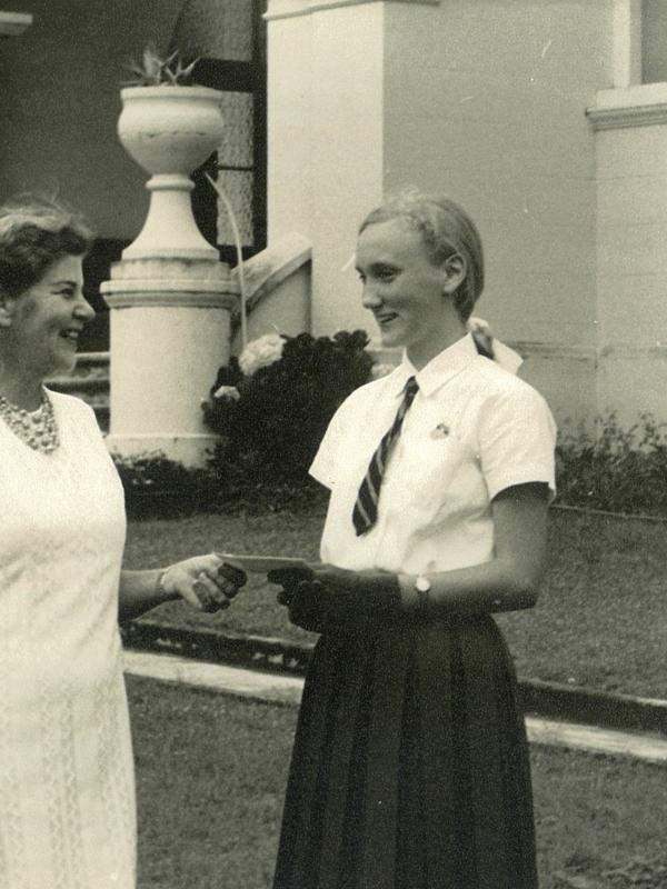 1974 Linda Mijo acceptng award