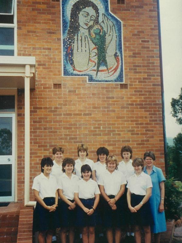 1986 Students in Front of Bernards Building